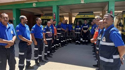 ممر شرفي وشهادة تقدير.. إسعاف الأقصر تكرم اثنين من رجالها أعادا 516 ألف جنيه في حادث | صور 