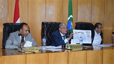 محافظ المنيا يعقد اجتماعًا موسعًا لبحث ملف التعديات على الأراضي الزراعية