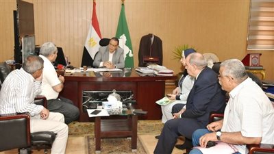 محافظ الشرقية يصدر قرارا بوقف مدير مدرسة ومعلم بمدينة أبو كبير