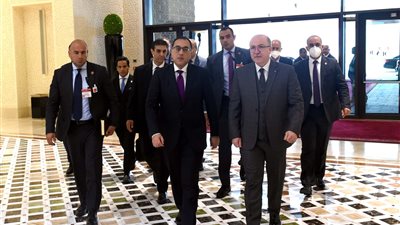 وزير التجارة الجزائري يدعو رجال الأعمال المصريين للاستثمار في بلاده