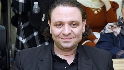 كفاية تعب الأهالي.. مدرس لغة عربية يخصص حصصًا مجانية لطلاب الدور الثاني: بتاجر مع ربنا │ صور