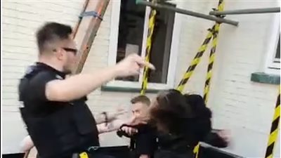 مقطع فيديو لضابط يضرب مراهقة يشعل موجات الغضب في بريطانيا 