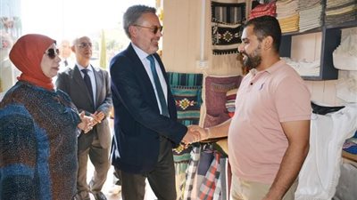 السفير الإيطالي يزور الحديقة المتحفية ويتفقد أعمال الحرف التراثية بسوهاج | صور 