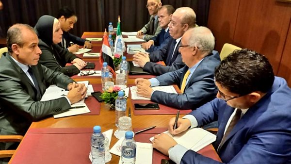 جلسة مباحثات موسعة