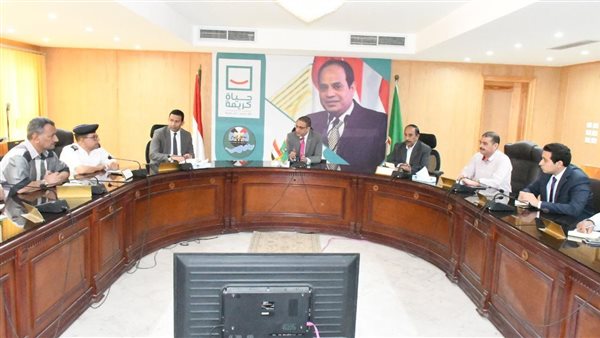 محافظ الفيوم يناقش