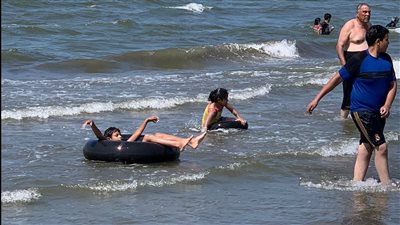 عوامات الغلابة.. انتشار إطارات السيارات على شاطئ بورسعيد | صور وفيديو