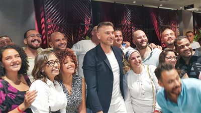 كريم وعز وهند صبري يتبادلون الأحضان والقبلات في ختام عرض 