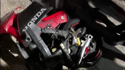 الموتوسيكل انشطر لنصفين.. إصابة شاب في حادث أليم علي طريق مطار بورسعيد | صور وفيديو