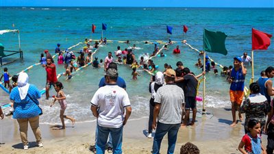 مسارات آمنة للسباحة.. تفاصيل افتتاح أول شاطئ للمكفوفين بالإسكندرية| صور