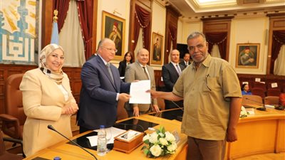 محافظ القاهرة يسلم 24 عقد حق انتفاع لحرفيين الفواخير بعد تقنين أوضاعهم 