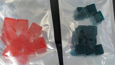 جمارك الطرود البريدية بمطار القاهرة تضبط محاولة تهريب أكياس حلوى بالمخدرات 