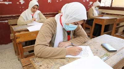 طلاب الثانوية العامة علمي رياضة يؤدون امتحانات نهاية العام