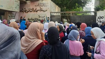 ولي أمر تشكو من تأخر دخول طالبات للجان الثانوية العامة بسبب التفتيش الذاتي.. والتعليم ترد