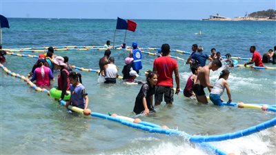 مسارات بالبحر وكراسي متحركة.. تخصيص أول شاطئ للمكفوفين في الإسكندرية | بث مباشر 