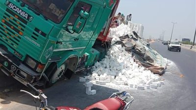 اصطدام سيارة محملة بأحجار جيرية بالحائط الخرساني على طريق جمصة الساحلي بالدقهلية │ صور