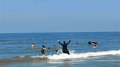 نسمات الهواء النقي تُسعد المصطافين على شاطئ بورسعيد