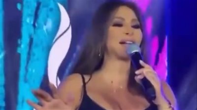 أنت أمور أوي.. إليسا تغازل أحد الحضور في حفلها بالغردقة