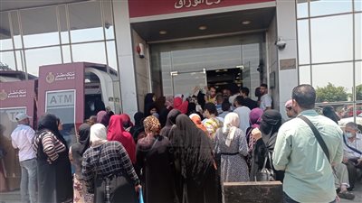 زحام شديد على فروع بنكي الأهلي ومصر قبل إجازة عيد الأضحى │ صور