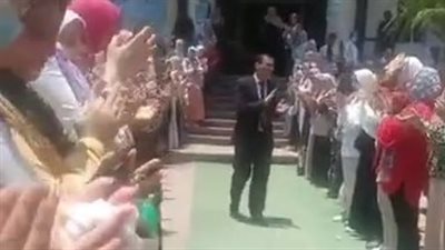 طالبات جامعة الزقازيق يُنظمن ممرًا شرفيًا لـ أستاذهم في عيد ميلاده | فيديو