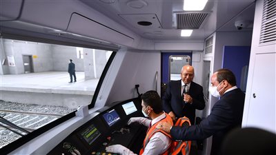 السيسي يمازح قائد القطار الكهربائي: أنت بتدخن ولا لأ؟