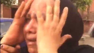 انهيار والدة المذيعة شيماء جمال أثناء تسلمها جثمانها: بنتي ادفنت حية وجوزها كان مكتفها | بث مباشر 