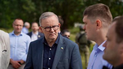 رئيس الوزراء الأسترالي يعلن حظر استيراد الذهب الروسي ويقدم 34 مدرعة لـ أوكرانيا