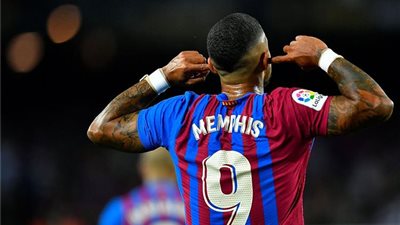 ديباي الضحية.. برشلونة يفكر في صفقة تبادلية لضم مدافع إشبيلية