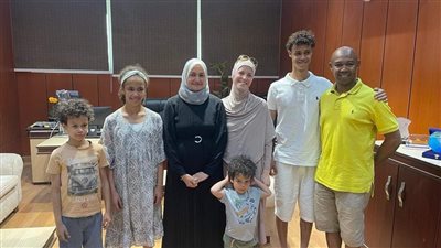 رئيس تطوير الوافدين تستقبل أسرة دنماركية جاءت إلى مصر ليلتحق نجلها بالأزهر