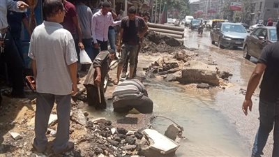 إصلاح كسر ماسورة مياه بالمطرية بعدما تسببت في شل حركة المرور | صور