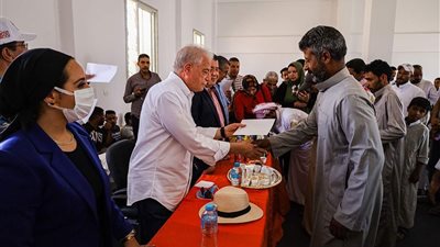 تسليم عقود تخصيص 30 منزلا بدويا للمواطنين بقرية الجبيل بطور سيناء