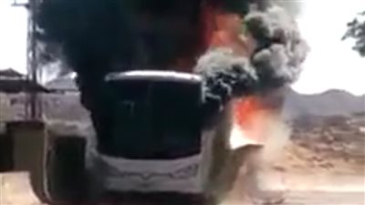 تفاصيل اشتعال النيران في أتوبيس نقل عمال تابع لشركة كهرباء بأسوان | فيديو 