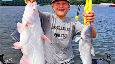  تعاني من مرض نادر.. طفل أمريكي يعثر على سمكة بيضاء اللون