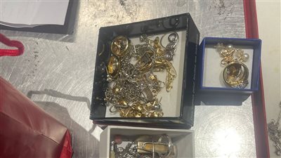 ضبط راكب بمطار القاهرة حاول تهريب كمية من المشغولات الذهبية المرصعة بالأحجار الكريمة