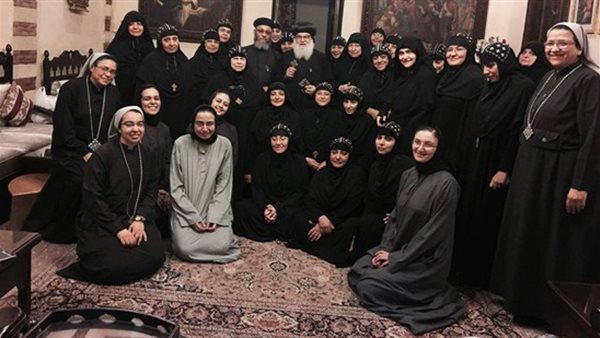 ملابس الراهبات المختلفة