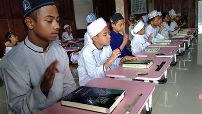 نورٌ لما في الصدور.. مدرسة إندونيسية لتحفيظ القرآن بلغة الإشارة لضعاف السمع