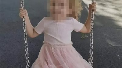 ظلت بها لمدة 6 ساعات..إمرأتان تتركان طفلة أسترالية في حافلة الحضانة الساخنة حتى أصيبت بفشل كلوي 