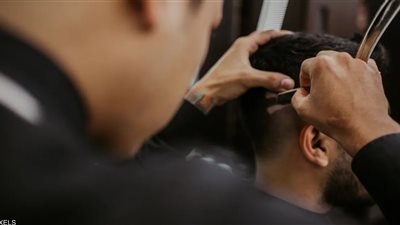 إقبال على مراكز التجميل الرجالي قبل العيد.. وزيادة 50% في أسعار المستحضرات 