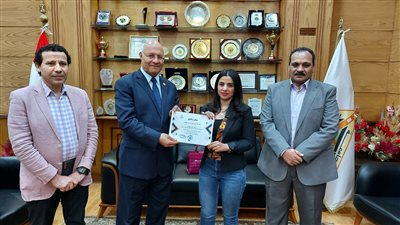رئيس جامعة بنها يكرم الدكتورة سارة عبد ربه لحصدها جائزة إينسو أوردز الهندية بمجالات الهندسة والعلوم والطب