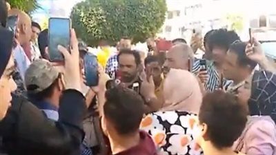 قبل محاكمة المتهم بـ قتل نيرة.. تجمهر عدد من المواطنين أمام محكمة جنايات المنصورة: ننتظر القصاص | بث مباشر