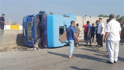 عودة حركة سير طريق الإسكندرية القاهرة بعد رفع أثار حادث انقلاب سيارة نقل 