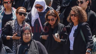 انهيار ريهام عبدالحكيم أثناء تشييع جثمان والدتها.. ووزيرة الثقافة تواسيها | صور