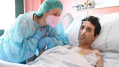 حصل على قلب جديد هدية لزفافه.. إيطالي يحقق أمنيته بالزواج من حبيبته على سرير الموت | صور 