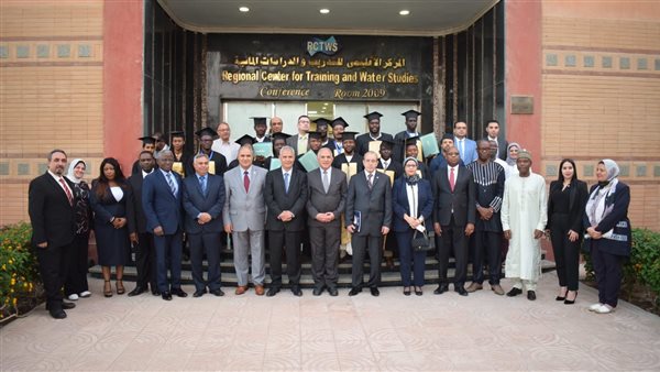 وزير الري يسلم شهادات