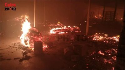 السبب مجهول.. اندلاع حريق هائل بمصنع أخشاب بمدينة السادات بالمنوفية | بث مباشر 