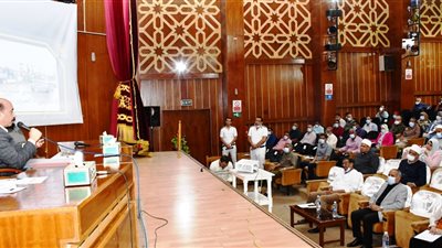 إنهاء التعاقد مع شركات النظافة بأحياء مدينة أسوان والاعتماد على مشروع الوحدة المحلية