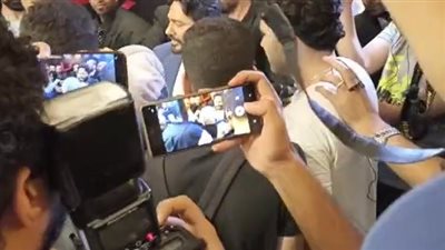 وصل للشجار بين الأمن والصحفيين.. فوضى وعدم تنظيم بالعرض الخاص لفيلم بحبك | فيديو