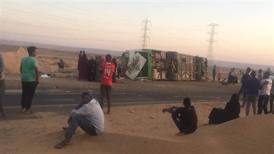مصرع 8 أشخاص وإصابة 36 آخرين في حادث تصادم أتوبيس سياحي بسيارة على طريق أبو سمبل السياحي بأسوان | صور