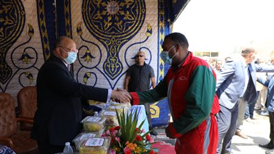 محافظ القاهرة يوزع هدايا عيد الأضحى على عمال النظافة ويوجه برفع كفاءة النظافة حول المساجد