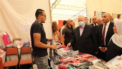 تخفيضات تصل إلى 35%.. محافظ القاهرة يتفقد معرض أهلا بالعيد بحي باب الشعرية