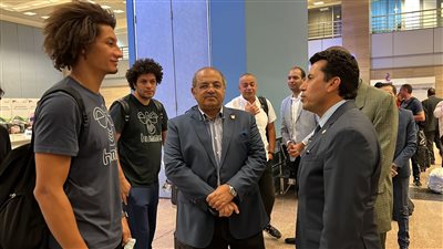 أشرف صبحي يستقبل بعثة مصر في دورة ألعاب البحر المتوسط بمطار القاهرة